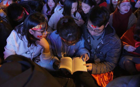 CĐV cứng nhất năm: Hàng triệu người hâm mộ hò hét cổ vũ Việt Nam dẫn trước vẫn lấy sách ra học chỉ vì 1 lý do này