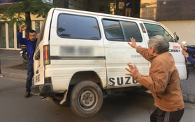 Góc đoàn kết: Người dân cùng nhau "giải cứu" chiếc ô tô gặp nạn lật ngang trên vỉa hè Hà Nội