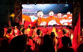 Hàng nghìn CĐV tại 2 đầu đất nước cùng nhau tạo triệu lượt phất cờ cho chiến thắng của đội tuyển Việt Nam