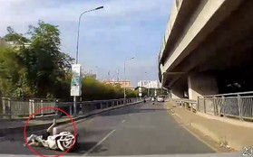 Clip: Cướp giật táo tợn khiến người phụ nữ đi xe máy ngã văng nhiều mét giữa đường