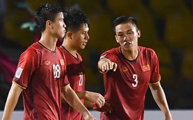 Bị thầy trách mắng, bộ ba trung vệ tuyển Việt Nam nán lại tranh luận sau trận thắng Philippines