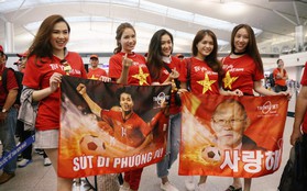 Dàn hotgirl cùng hàng trăm CĐV Việt “nhuộm đỏ” sân bay trước khi sang Philippines “tiếp lửa” thầy trò HLV Park Hang Seo
