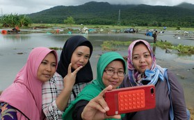 Một số người Indonesia trở về vùng sóng thần tàn phá để chụp ảnh tự sướng: "Cảnh hoang tàn mới được nhiều like"