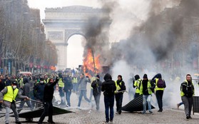 Khải Hoàn Môn huyền thoại chìm trong khói lửa và đổ vỡ sau cuộc biểu tình lớn nhất thập kỷ ở Paris