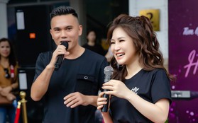 Hương Tràm song ca cùng tác giả hit "Duyên mình lỡ" tại phố đi bộ Hà Nội