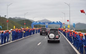 180 công nhân viên đứng vẫy chào đoàn khách dự lễ thông tuyến cao tốc Hạ Long - Vân Đồn trị giá gần 12.000 tỷ đồng
