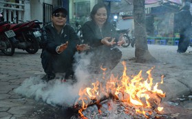 Chùm ảnh: Rét đậm rét hại chỉ còn 9 độ C, người Hà Nội đốt lửa sưởi ấm từ giữa trưa
