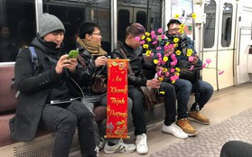 Du học sinh Việt chào năm mới khắp thế giới: 4 nam sinh gây sốt vì mang mai đào, câu đối lên tàu điện ngầm Nhật