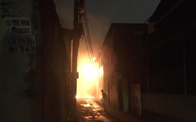 Trụ điện ở khu dân cư Sài Gòn bốc cháy kèm theo tiếng nổ, hàng chục người hoảng loạn tháo chạy