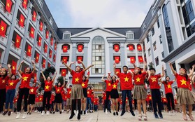 Hàng nghìn học sinh nhảy Flashmob trên nhạc của Sơn Tùng MTP cổ vũ đội tuyển Việt Nam tại AFF CUP 2018