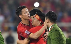 Đội trưởng tuyển Việt Nam hành động đẹp với fan quá khích khiến cả sân vỗ tay tán thưởng