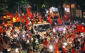 Đường phố nửa đêm không có dấu hiệu "hạ nhiệt", dòng người vẫn hò reo sau chiến thắng của đội tuyển Việt Nam