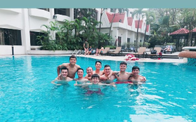 Tuyển Việt Nam khoe body chuẩn bên bể bơi của khách sạn 5 sao