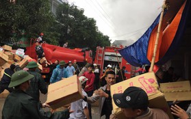 Hàng chục tiểu thương bất chấp ngọn lửa, xông vào cứu kho hàng ở Nghệ An