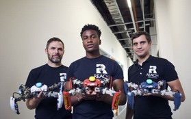 CEO 27 tuổi tạo ra robot chơi game đầu tiên trên thế giới, được Apple và Amazon mời hợp tác độc quyền