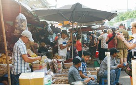 Chợ Lớn đóng cửa trùng tu, tiểu thương vật vã ở chợ tạm dưới cái nóng như "chảo lửa" ở Sài Gòn