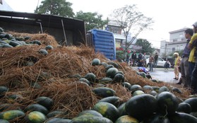 Đà Nẵng: Xe tải chở hàng tấn dưa hấu bị lật, người dân thu gom giúp tài xế
