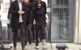 Victoria Beckham thả rông vòng 1, khập khiễng chống nạng trên phố vì bị rạn xương