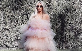 Tạm biệt đồ bó sát hở bạo, Kim Kardashian vẫn đẹp nức lòng trong chiếc váy bồng công chúa