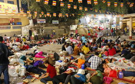 Tây Ninh: Đến cổng chùa Bà, người dân vẫn vô tư ăn uống, xả rác bừa bãi rồi trải chiếu ngủ la liệt đợi trời sáng