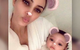 Kim Kardashian lần đầu khoe con gái mắt to tròn đáng yêu sau khi thuê người sinh hộ