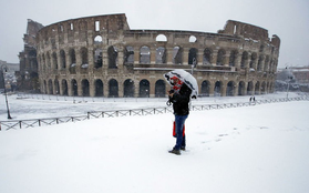 Bão tuyết bất thường ở Italy, giao thông, du lịch bị đình trệ