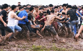 Hàng trăm thanh niên trai tráng lao vào giằng xé, giẫm đạp lên nhau để Cướp phết Hiền Quan lấy may