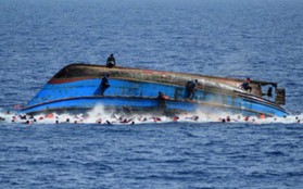 Lật tàu ở ngoài khơi Libya, gần trăm người có nguy cơ đuối nước