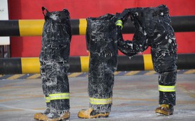 Trung Quốc: Lạnh đến nỗi đồ bảo hộ của lính cứu hỏa bị đóng băng dù đứng cạnh đám cháy