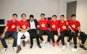 Bé Bôm hạnh phúc, cười khoái chí khi được chụp ảnh cùng các tuyển thủ của U23 Việt Nam