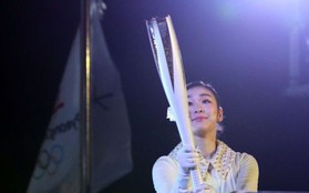 Nữ hoàng trượt băng Kim Yuna thắp đuốc khai mạc Olympics mùa Đông 2018