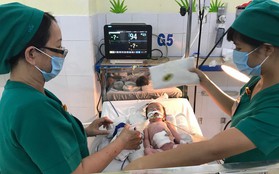 Thai phụ bất ngờ chuyển dạ trên đường xuống Sài Gòn, bé gái vừa chào đời đã bị lòi ruột ngoài ổ bụng nguy kịch