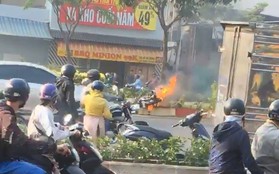 Nam thanh niên thoát khỏi xe máy bốc cháy dữ dội trên đại lộ Phạm Văn Đồng