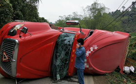 Lào Cai: Xe đầu kéo lật ngang đè lên xe máy, thai phụ may mắn thoát chết trong gang tấc