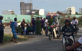 Người dân hốt hoảng phát hiện thi thể phân hủy nằm cạnh rào chắn công trình ở Sài Gòn