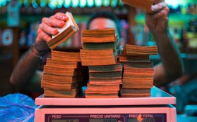 Siêu lạm phát tồi tệ đến mức khó tin ở Venezuela: Giá một lát bánh lên tới 7,8 chữ số, máy cà thẻ không thể đọc được!