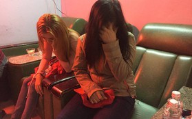Bắt quả tang 2 cô gái đang kích dục cho khách khi tiến hành kiểm tra tiệm massage vùng ven Sài Gòn