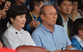Vợ HLV Park Hang Seo theo chân chồng, dự khán trận Hải Phòng - HAGL