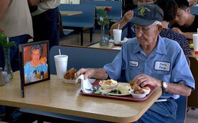 Suốt 4 năm trời, mỗi ngày, cụ ông 93 tuổi đều dùng bữa trưa cùng người vợ quá cố