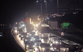 4 vụ tai nạn liên tiếp gây ùn tắc suốt 7 tiếng trên cao tốc Pháp Vân, đến nửa đêm nhiều người vẫn than trời vì không thể nhúc nhích