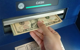 Ra ATM rút tiền, thanh niên tá hỏa phát hiện có thêm gần 700 tỷ đồng
