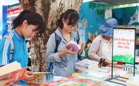 Giữa một rừng gian sách ngoại, đây là lý do vì sao có một gian sách Việt Nam nườm nượp các bạn trẻ vào ra như thế?
