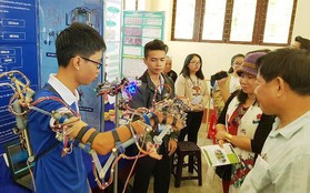 Robot mô phỏng hóa hành động của HS Cần Thơ giành giải Nhất tại cuộc thi KHKT cấp quốc gia 2018