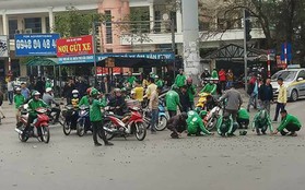 Hình ảnh đẹp: Thùng táo bị đổ ra đường, nhiều tài xế GrabBike và xe ôm truyền thống cùng ra nhặt giúp không sót một quả