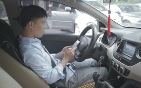 Tài xế cùng hành khách của Uber và Grab phản ứng ra sao khi cả hai sẽ "về chung một nhà"?