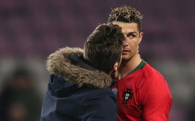 Fan cuồng chạy vào sân "cưỡng hôn" khiến Ronaldo đơ người