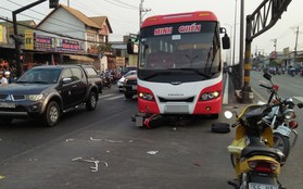 TPHCM: Va chạm với xe khách, người đàn ông bị kéo lê nhiều mét nguy kịch, giao thông ùn ứ kéo dài