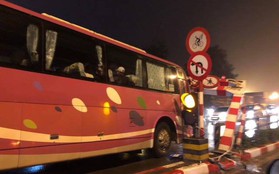 Hà Nội: Xe khách 45 chỗ chở học sinh đâm đổ khung chắn chiều cao cầu vượt Thái Hà - Chùa Bộc
