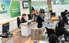 Sau khi Vietcombank tăng phí dịch vụ, nhiều ngân hàng khác "tranh thủ" miễn phí để hút khách