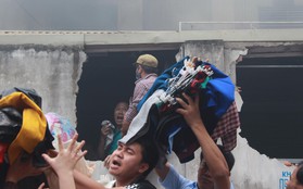 Clip và ảnh: Người dân xung quanh đập tường cứu hàng và tiểu thương giữa đám cháy ngùn ngụt ở chợ Hà Nội